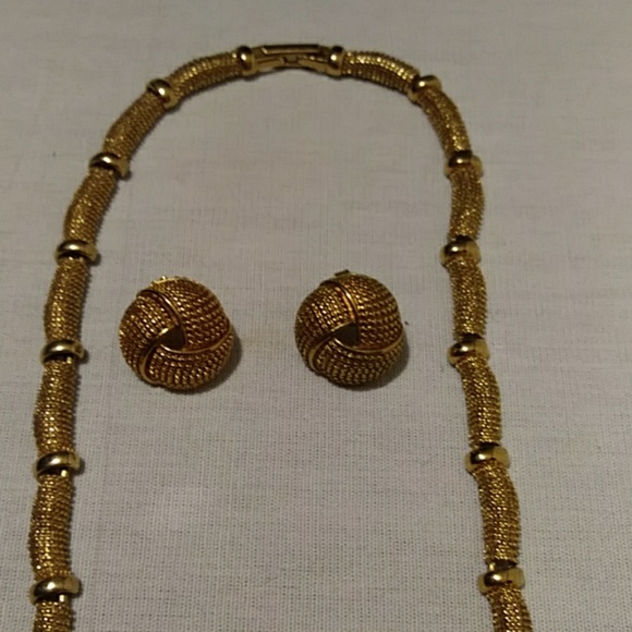 Vintage Avon Gold Tone Necklace with Pierce Earrings Set - Picture 6 of 7